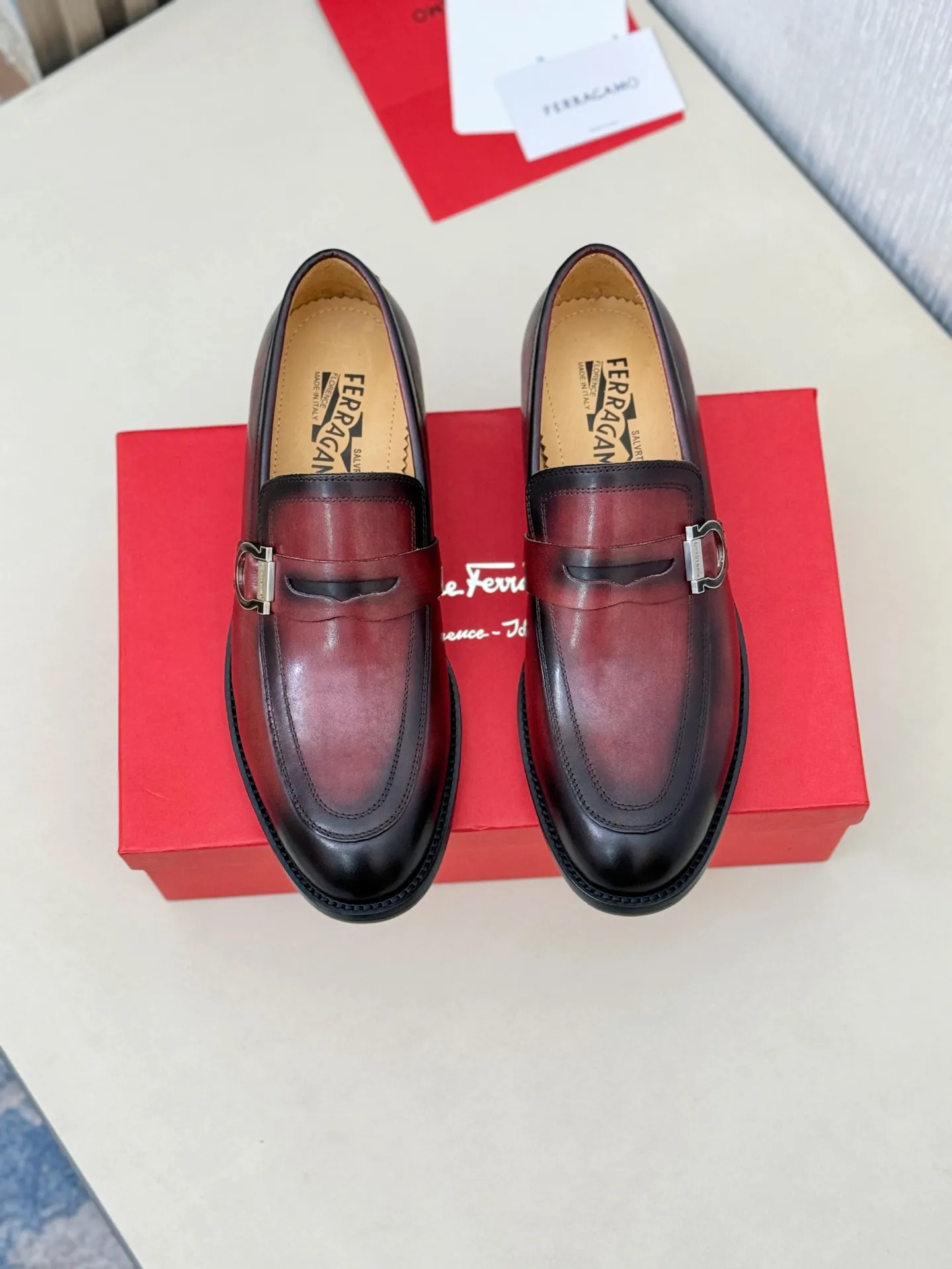 [Ferragamo] P: 560💰 Number of yards: 38~44 (45 orders are non-returnable) Ferragam's new men's formal leather shoes, the fabric is made of imported cowhide, with visible texture, heavy-duty stitching, dyed calfskin inside, standard logo cowhide feet, big-name experience, soft and comfortable on the feet, a men's favorite, special non-slip and wear-resistant rubber soles, easy to handle various occasions, with original box packaging!